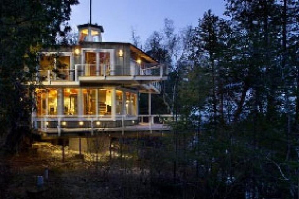 Wisconsin Tree House on the Lake!