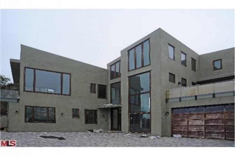 Rihanna’s ‘Beat-Up’ Home!