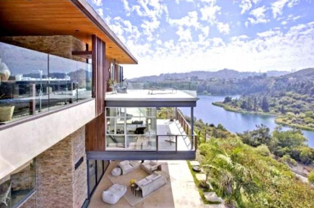 Ashton’s New Bachelor Pad!