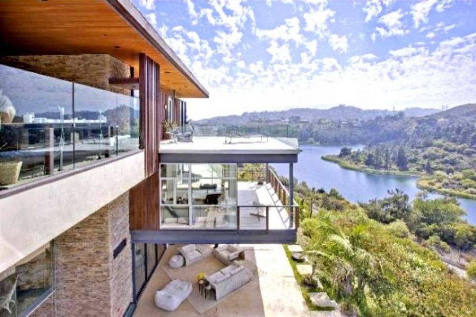 Ashton’s New Bachelor Pad!