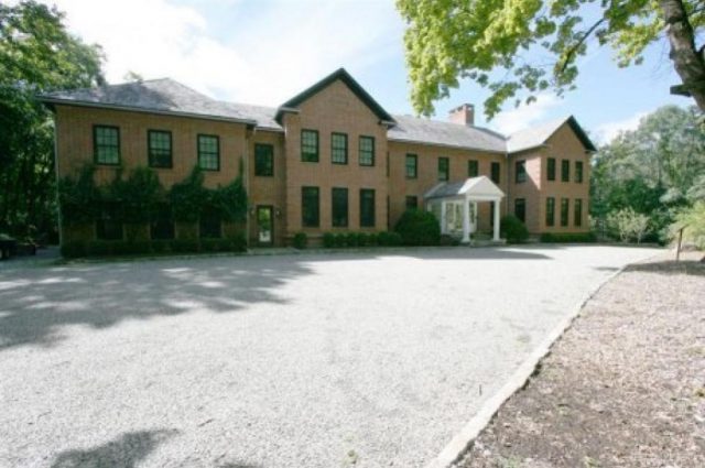 Taylor Swift’s Boytoy Home!