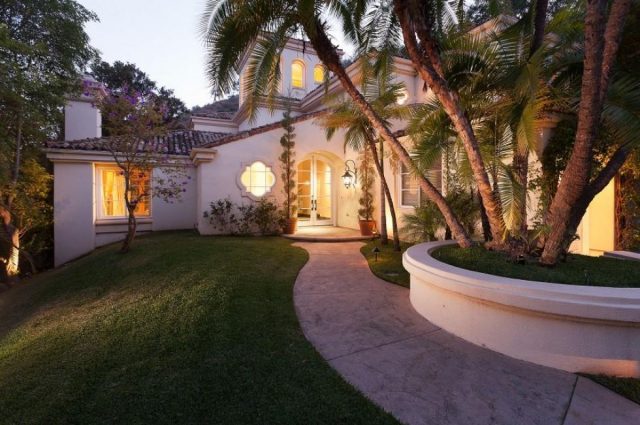 Sharon Stone Loses Shirt on Beverly Hills Estate!