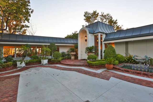 Elvis Presley 1960’s Beverly Hills Home!