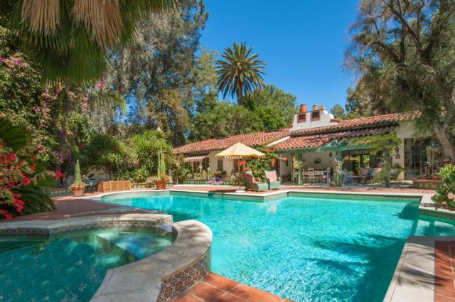 Annie Potts Pretty Home In Tarzana!
