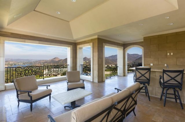 Hilltop Mansion in Lake Sherwood Country Club!