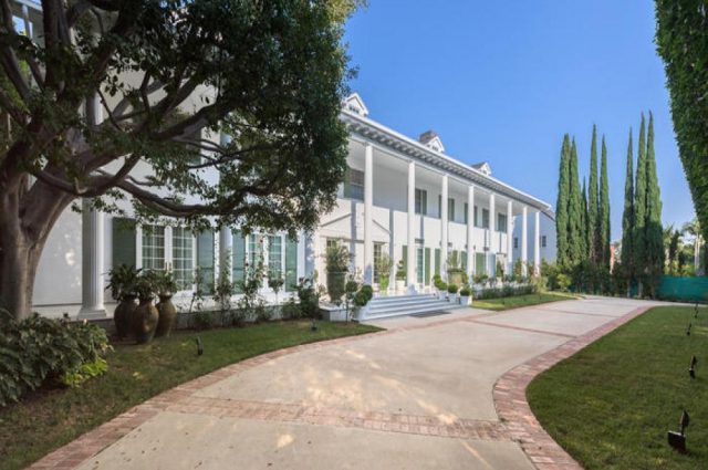 Live In & Next To Donald Trump’s Beverly Hills Homes!