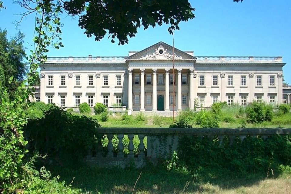 World’s Largest Ghost House!