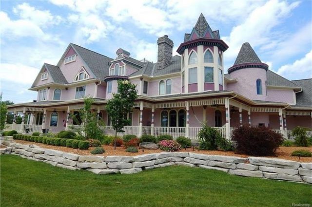 Michigan Lake House Has Everything!