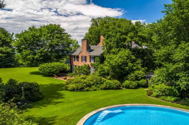 Tour a Rockefeller Country Home!