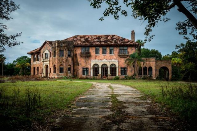 Howey-in-the-Hills Haunted House!