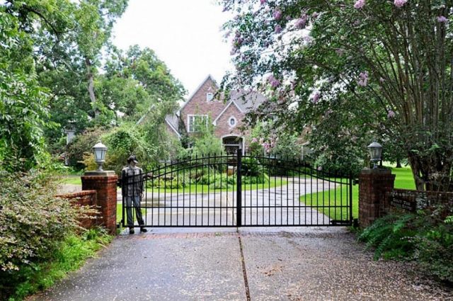 Spooky Mannequin House for Sale!