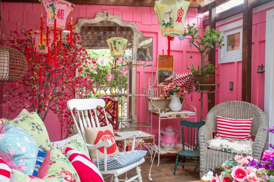 Designer Betsey Johnson’s Whimsical Malibu Mobile Home!