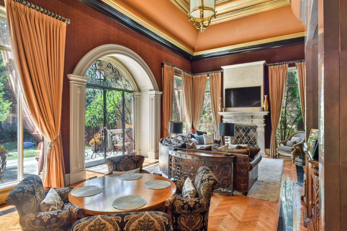 Kenny Rogers Sings Songs & Sells Mansions! | Top Ten Real Estate Deals