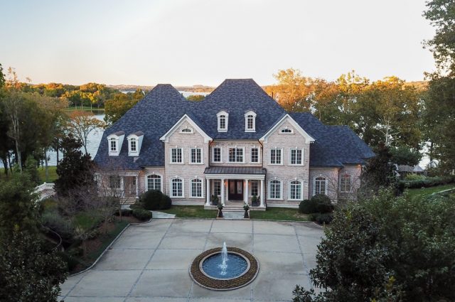 Kelly Clarkson’s Tennessee Lake Mansion!
