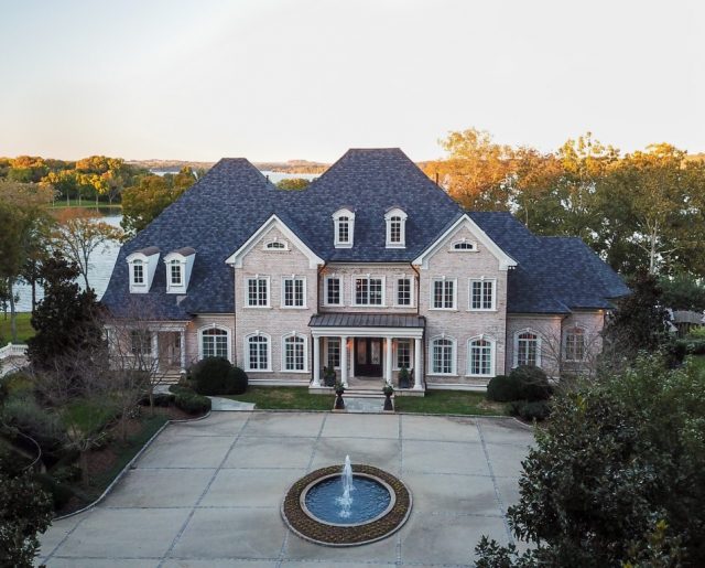 Kelly Clarkson’s Tennessee Lake Mansion!