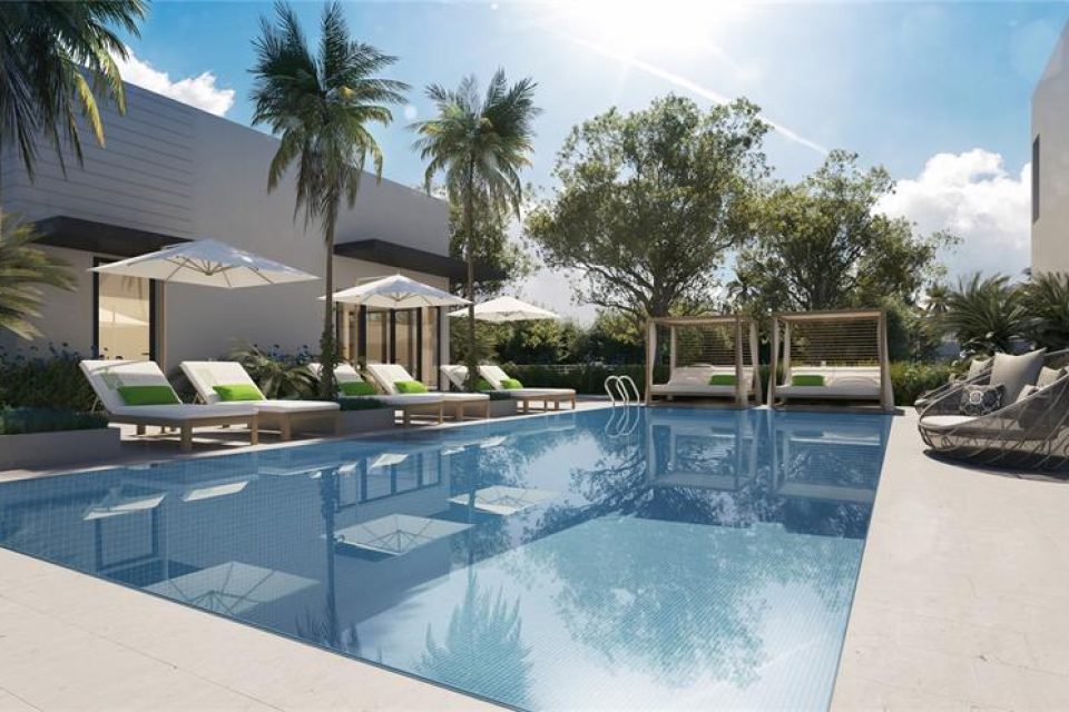 swimming pool outside of oaks place town home in south florida