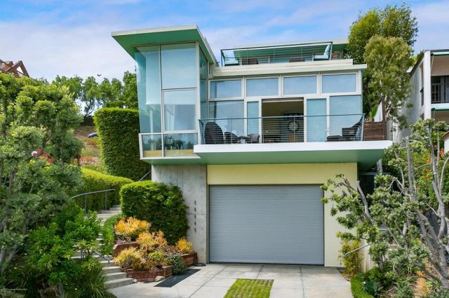 Kristen Stewart’s Beach Home!