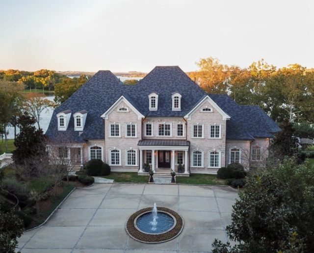 Kelly Clarkson Sells Her Gorgeous Tennessee Lake Home!