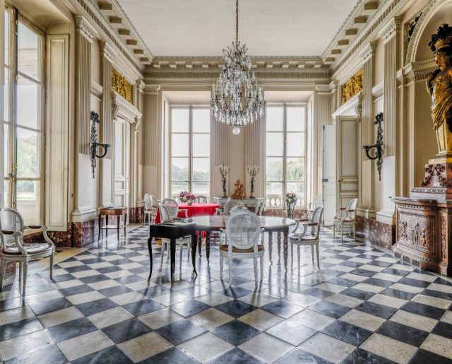 https://toptenrealestatedeals.com/wp-content/uploads/2022/10/cha%CC%82teau-du-marais-c-engel-_-vo%CC%88lkers-market-center-paris-5-640x515.jpg