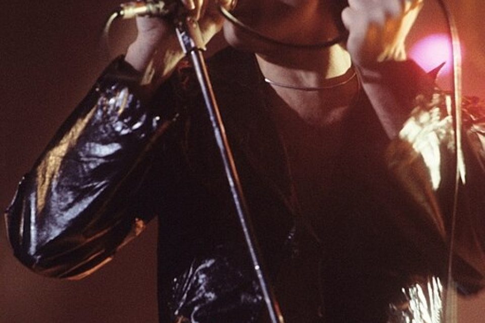Freddie_Mercury_performing_in_New_Haven,_CT,_November_1977