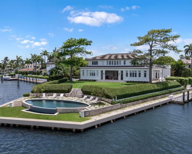Rocker Robbie Williams Pays $40 Million for Florida Mansion