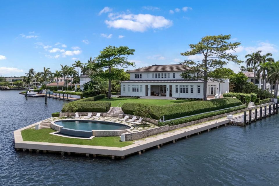 Rocker Robbie Williams Pays $40 Million for Florida Mansion