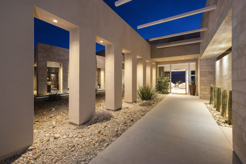 007 36 Quiet Moon Entry